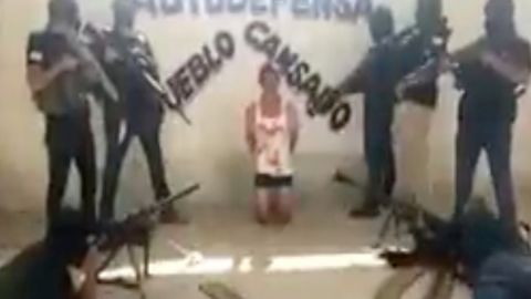 Supuestos miembros de las autodefensas detienen e interrogan a un sicario.