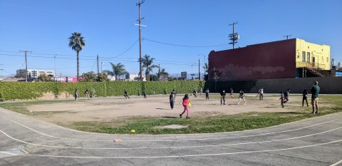 Estudiantes de la escuela Castellanos juegan en el patio escolar. (Jacqueline García/La Opinión)