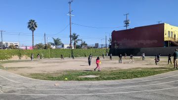 Estudiantes de la escuela Castellanos juegan en el patio escolar. (Jacqueline García/La Opinión)