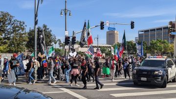 En Los Ángeles protestaron a favor de Un Día Sin Inmigrantes. (Jacqueline García/La Opinión)