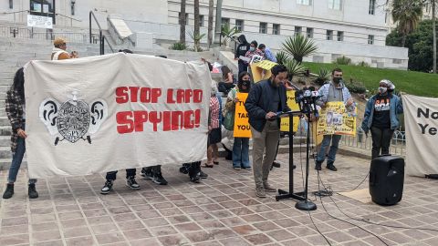 Activistas protestaron en contra de vigilar a los jóvenes (Jacqueline García/La Opinión)