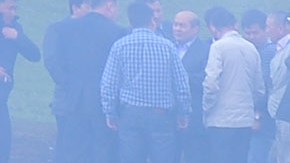 Piloto muere cuando su avión se estrella contra un camión con remolque en una carretera