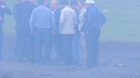 Piloto muere cuando su avión se estrella contra un camión con remolque en una carretera