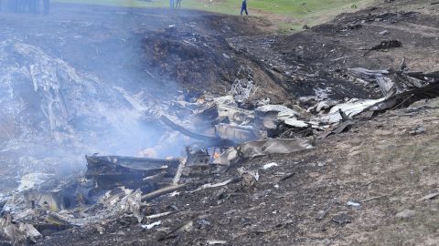 Piloto muere cuando su avión se estrella contra un camión con remolque en una carretera