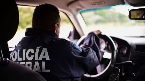 Los policías acusaron a la pareja de no pagar la licencia de funcionamiento de un local de medicina alternativa.