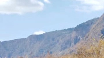 El piloto se precipitó al suelo con gran velocidad, lo que causó su muerte.