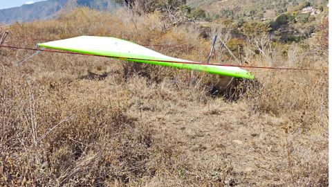 El piloto se precipitó al suelo con gran velocidad, lo que causó su muerte.