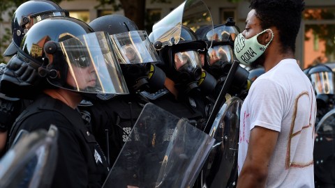 Policías de Austin acusados de fuerza excesiva liberados con una fianza de $1 dólar
