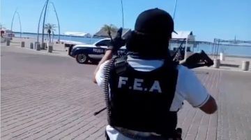 Policías saludan a sicario del Cártel de Sinaloa.