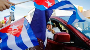 Manifestantes ondean banderas en una calle de La Habana durante julio pasado.
