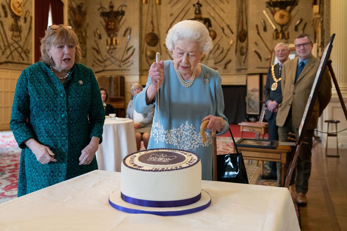 VIDEO: Reina Isabel II partió el pastel para celebrar sus 70 años en el  trono y organizó una celebración real en Sandringham - La Opinión