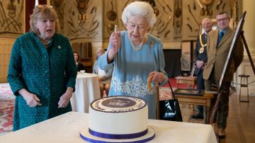 Reina Isabel II partió el pastel para celebrar sus 70 años en el trono y organizó una celebración real en Sandringham