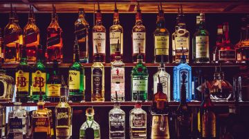 Retiran vodka ruso de estantes en bares y licorerías de Estados Unidos y Canadá