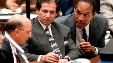 Robert Kardashian, padre de Kim Kardashian, Khloe Kardashian y Kourtney Kardashian en pleno juicio como abogado defensor de O.J Simpson.