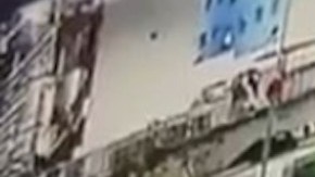 Sicario ejecuta a hombre y luego huye caminando; ocurrió en Michoacán, México.