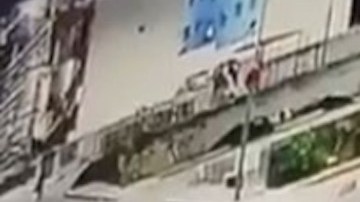 Sicario ejecuta a hombre y luego huye caminando; ocurrió en Michoacán, México.