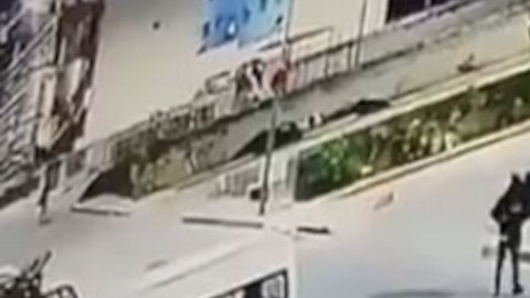 Sicario ejecuta a hombre y luego huye caminando; ocurrió en Michoacán, México.