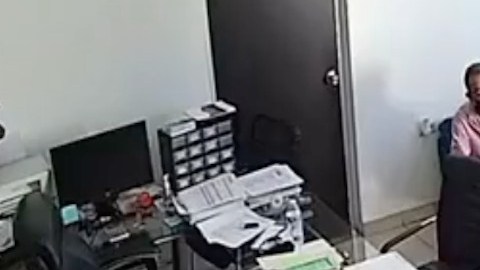 Sicario así extorsiona a empresarios en la frontera.