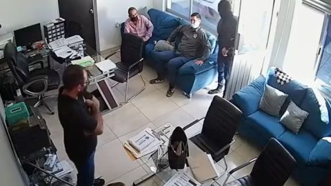 Sicario así extorsiona a empresarios en la frontera.