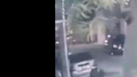 Sicario ejecuta a un joven en las calles de Monterrey, en México.