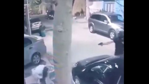 Sicario ejecuta a un joven en las calles de Monterrey, en México.