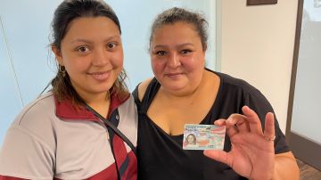 Socorro Gómez junto a su hija Miriam Santamaría quien pidió la residencia para su madre. (Cortesía/Paulina Herrera)