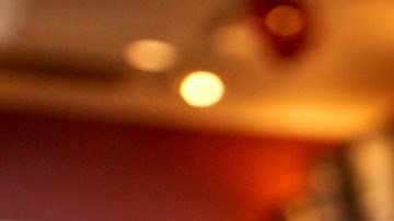 Image de un vaso de Starbucks y de una barista fuera de foco en el fondo