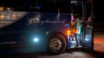 Tiroteo a bordo de autobús Greyhound en California deja un muerto y varios heridos