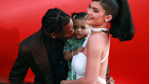 Stormi está ayudando a Kylie Jenner y Travis Scott con el nuevo integrante de la familia.
