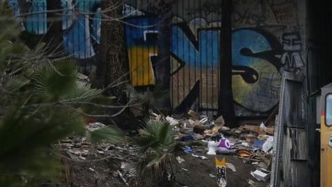 Siete vagones vació del tren de carga descarrilaron y tres cayeron al río.