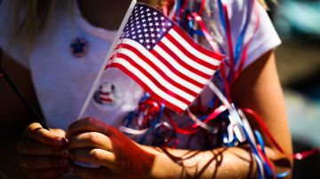 VIDEO Escuela entera ovaciona a entrañable conserje que obtuvo la ciudadanía estadounidense
