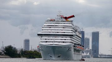 Video muestra a mujer detenida, antes de que saltara del crucero Carnival al Golfo de México hacia su presunta muerte