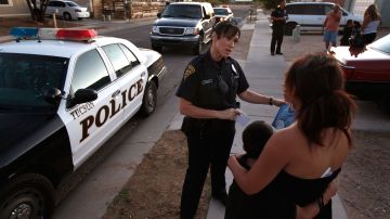 Video muestra a policías de Arizona golpear a una niña de 13 años en la cara varias veces porque interfirió en un robo de autos
