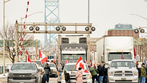 Video muestra como policía canadiense arrastra al suelo y esposa a un anciano de 78 años por tocar la bocina en apoyo de camioneros