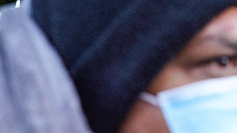 En la frontera, refugiados observan cómo sus casas de campaña son destruidas.