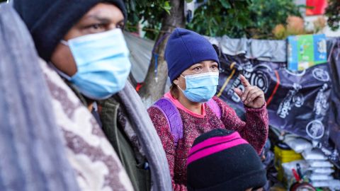 En la frontera, refugiados observan cómo sus casas de campaña son destruidas.