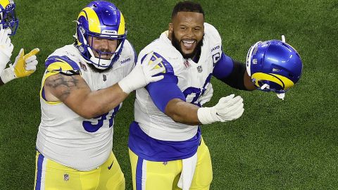 Greg Gaines  yAaron Donald celebran el título del Super Bowl.