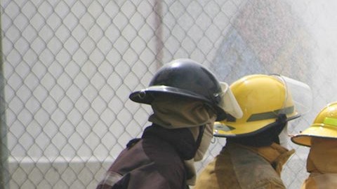 Los bomberos rescataron a tres miembros de la familia.