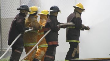 Los bomberos rescataron a tres miembros de la familia.
