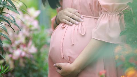 La madre sintió dolor en el abdomen y fue atendida en el hospital