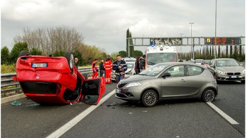 La mujer murió al volcarse su camioneta