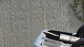 Uno de los ladrones chocó contra una patrulla