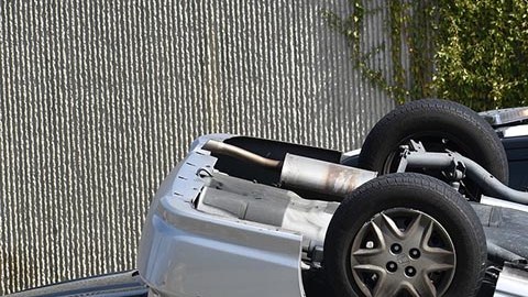 Uno de los ladrones chocó contra una patrulla