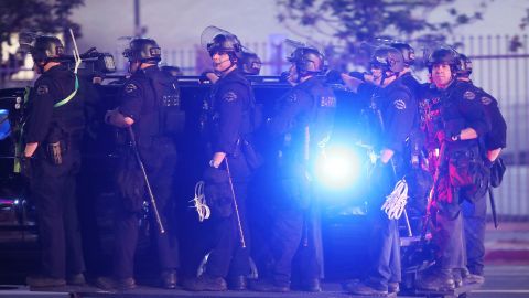 Los Angeles (United States), 14/02/2022.- LAPD officers are deployed due to clashes erupting as revelers celebrate the Los Angeles Rams winning the Super Bowl, in Los Angeles, California, USA, 13 February 2022. The Los Angeles Rams defeated the Cincinnati Bengals in the Super Bowl LVI. (Estados Unidos) EFE/EPA/DAVID SWANSON