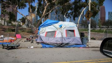 Casas de una sola recámara por $837,000: el costoso programa de LA para construir viviendas a personas sin hogar