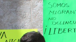 Migrantes en Chiapas, México, se encadenan para exigir a las autoridades regularizar su libre tránsito