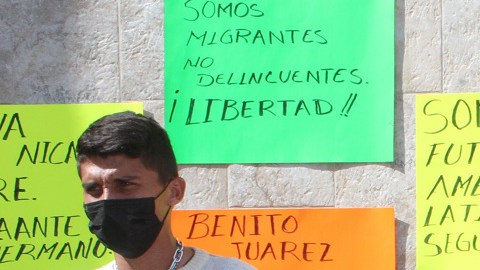 Migrantes en Chiapas, México, se encadenan para exigir a las autoridades regularizar su libre tránsito