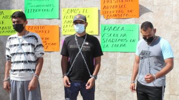 Migrantes en Chiapas, México, se encadenan para exigir a las autoridades regularizar su libre tránsito