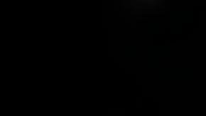 Manifestantes antiguerra portan un cartel contra el presidente ruso, Vladimir Putin.