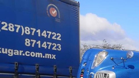 Fuertes ráfagas de viento vuelcan 8 camiones de carga en el sur de México